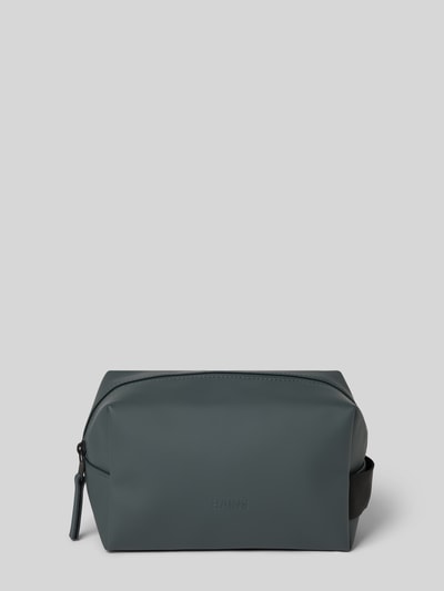 Produktfoto, Kulturtasche mit Label-Prägung von Rains in Dunkelgrau, glatte Oberfläche, seitliche Halteschlaufe, rechteckige Form, Steckfächer innen, Rundum-Reißverschluss, Maße 20x13x11 cm