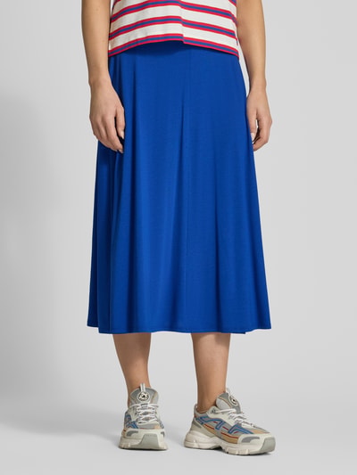 Kobiece modelka nosi spódnica midi Loose Fit Midi-Rock aus Lyocell-Baumwoll-Mix Modell 'ILENIAA LARAA' od Armedangels, efekt: jednolity kolor, krój loose fit, długość midi, z napisem z logo, elastyczny pas z wyhaftowanym logo, wykończenie materiału: drobne prążkowanie, mieszanka lyocellu i bawełny, widok z przodu całej sylwetki.