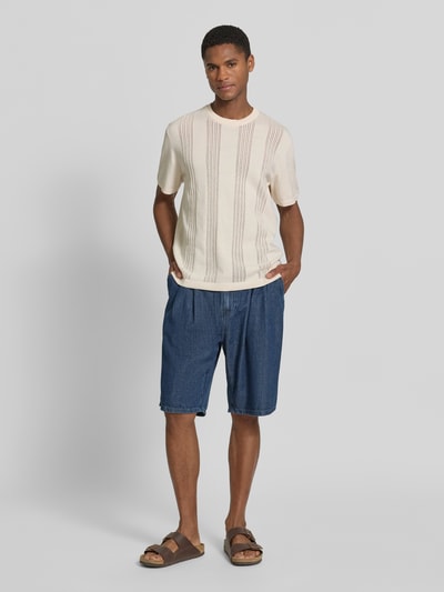 Männermodel trägt Relaxed Fit T-Shirt aus reiner Baumwolle von Armedangels, unifarben, Feinstrick, Rundhals, Label Patch, Ganzkörperansicht von vorne.