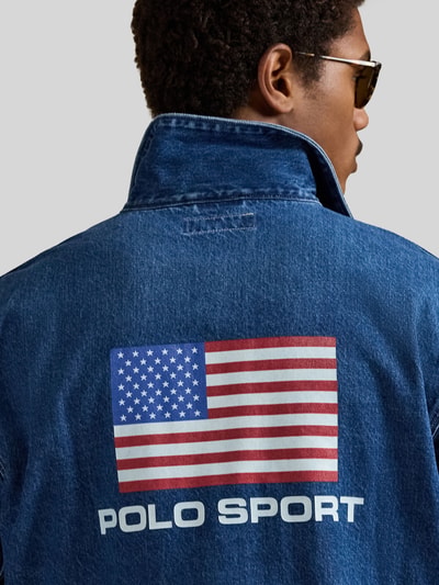 Männermodel trägt Regular Fit Jeansjacke aus reiner Baumwolle von Polo Ralph Lauren, unifarbenes Denim mit Label Print, Ganzkörperansicht Rückansicht