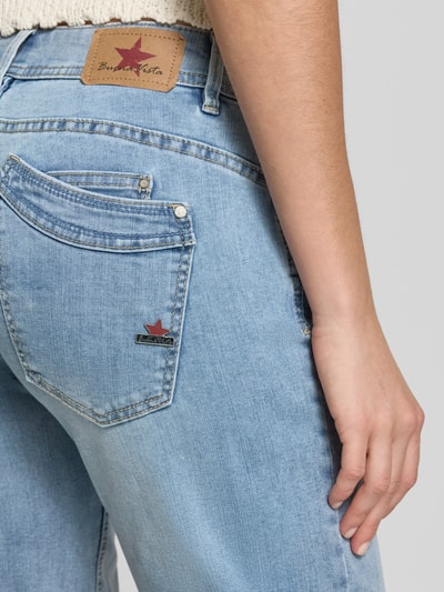Frauenmodel trägt Jeansshorts im Destroyed-Look Modell 'Malibu' von Buena Vista in hellem Blau, Baumwoll-Mix, Detailaufnahme Rückansicht.