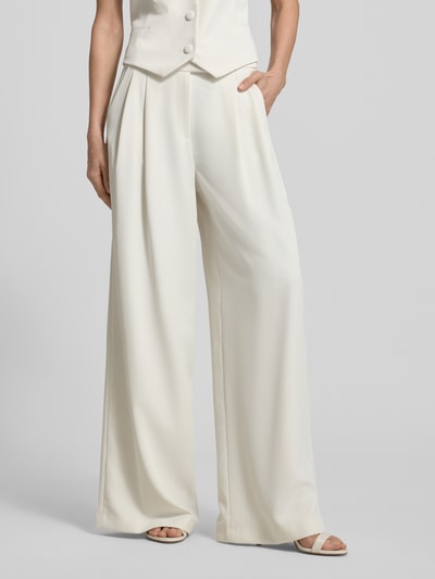 Frauenmodel trägt Wide Leg Stoffhose mit Raffungen von Christian Berg Cocktail, cremefarbener Elastischer-Material-Mix, Haken-Reißverschluss, Nahaufnahme Oberkörper. Bundweite bei Größe 36: 38 cm, Innenbeinlänge: 82 cm.