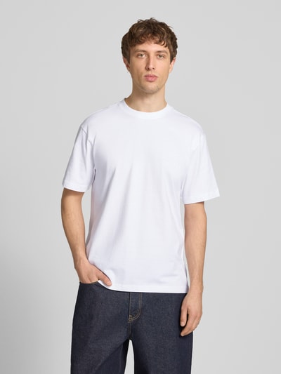 Męski model nosi Relaxed Fit T-Shirt aus reiner Baumwolle Modell 'FRED LIFE' von Only & Sons, efekt: jednolity kolor, krój relaxed fit, okrągły dekolt, krótki rękaw, bawełna, Ganzkörperansicht von vorne.