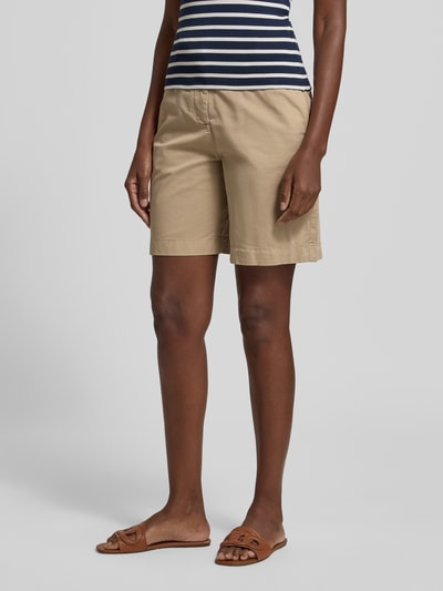 Frauenmodel trägt Regular Fit Chino-Shorts aus Baumwoll-Lyocell-Mix von Tommy Hilfiger, Optik: Unifarben, Logo-Stitching, seitliche Eingrifftaschen, Ganzkörperansicht von vorne.
