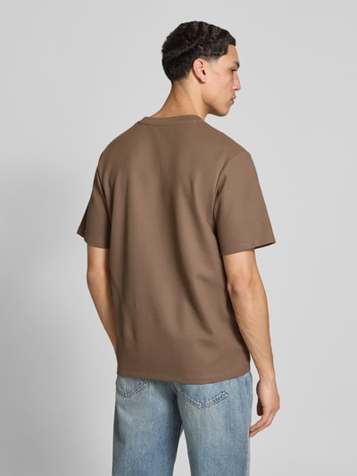 Männermodel trägt T-Shirt mit Rundhalsausschnitt Modell 'AUSTIN' von Jack & Jones in Braun, Elastischer-Material-Mix, Gerader-Schnitt, Rückenlänge 68 cm, Ganzkörperansicht Rückansicht.