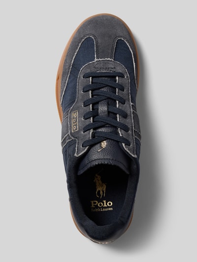 Produktfoto, Low Top Sneaker aus echtem Leder Modell 'AERA' von Polo Ralph Lauren in Dunkelblau mit strukturierter Sohle, Veloursleder-Optik, Label-Print, rund, Damen, flach, Schnürung, Materialverarbeitung Rindsleder.