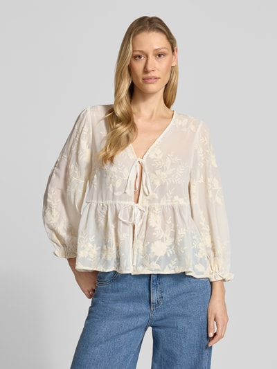 Frauenmodel trägt Blusenshirt mit V-Ausschnitt von Apricot, Gerader-Schnitt, Schnürung, Ballonärmel, cremefarben, Nahaufnahme Oberkörper.