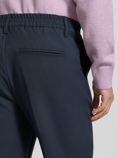 Männermodel trägt stoffen broek Model 'MARC' van Casual Friday, Materiaalmix met viscose, straight fit, elastische band, strookzak aan de achterkant, detailaufnahme