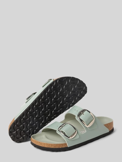 Produktfoto, Hausschuhe aus echtem Leder Modell 'Arizona' von Birkenstock in Hellgrün mit Zierschnalle, abgerundete Passform, Absatzhöhe 3 cm, Schaftweite 7 cm, sichtbare Korksohle, Damen Hausschuhe