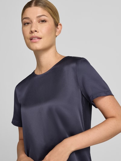 Vrouwenmodel draagt Regular Fit Bluse aus Satin van Christian Berg Woman Selection, donkerblauw, korte mouwen, satijn, ronde hals, detailopname bovenlichaam.