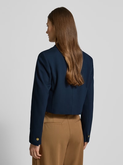 Frauenmodel trägt Regular Fit Kurzblazer aus Viskose-Mix Modell 'PUNTO' von Tommy Hilfiger in Optik: Unifarben, cropped, mit Umlegekragen, einreihiger Knopfleiste, Logo-Applikation, Langarm, dekorativem Knopf am Ärmel, Paspeltaschen, Material: Viskose-Mix, Ganzkörperansicht Rückansicht.