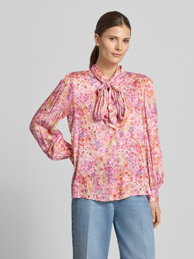 Modelka kobieca ma na sobie Relaxed Fit Hemdbluse aus reiner Viskose od Rich & Royal, różowy kwiatowy nadruk, długie rękawy, z kokardą, widok całej sylwetki z przodu.