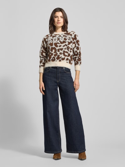 Vero Moda Sweter z dzianiny o kroju regular fit ze wzorem na całej powierzchni model ‘JUNGLE’ Écru 1