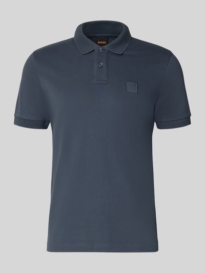 Produktfoto, regular fit poloshirt uit katoenmix model 'Passenger' van BOSS Orange in effen donkerblauw met subtiele textuur
