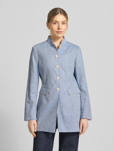 Frauenmodel trägt Slim Fit Blazer mit Pattentaschen von WHITE LABEL aus Reine Baumwolle, hellblau, Stehkragen, Ganzkörperansicht von vorne.