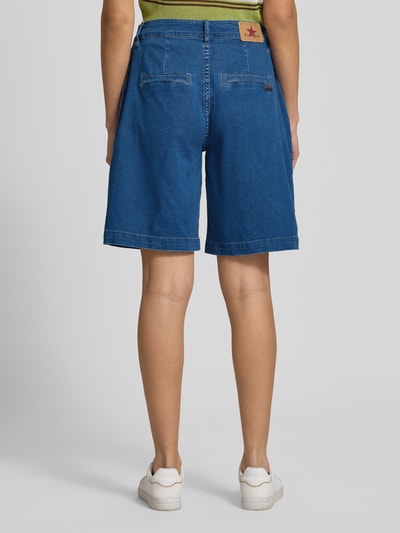 Kobiece modelka ma na sobie szorty chinosy z mieszanki bawełny z dodatkiem streczu, krój wide fit, Chino Shorts mit Gesäßleistentaschen von Buena Vista, wpuszczane boczne kieszenie, tylne kieszenie z wypustką, długość wewnętrzna nogawki 25 cm, szerokość w rozmiarze S 40 cm, widok całej sylwetki z tyłu.