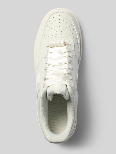 Produktfoto, Sneaker mit Logo-Patch von Nike in hellem Weiß, glatte Oberfläche, weiße Schnürsenkel, Damen Sneaker von Nike