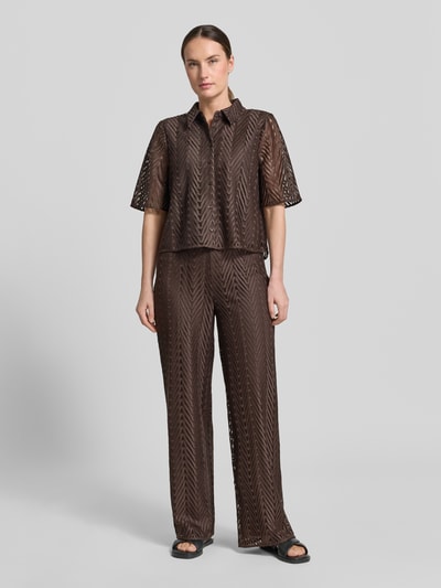 Frauenmodel trägt Regular Fit Hemdbluse in Spitzen-Optik von Comma, semitransparent, Halbarm, Hemdblusenkragen, Knopfleiste, Ganzkörperansicht von vorne.