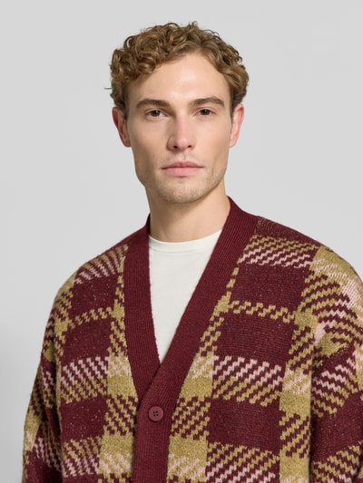 Männermodel trägt gebreid jack Relaxed Fit Strickjacke mit all-over motief model 'MARIAN' van Jake*s Studio Men, Nahaufnahme Oberkörper.