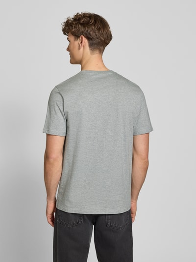 Männermodel trägt Regular Fit T-Shirt mit Logo-Patch von Carhartt Work In Progress aus Reine Baumwolle in Grau, Ganzkörperansicht Rückansicht.