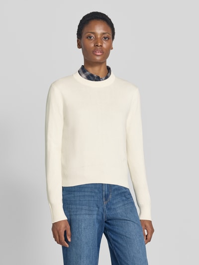 Frauenmodel trägt Regular Fit Pullover aus reiner Baumwolle von Tommy Hilfiger in Creme mit glatter Textur, Ganzkörperansicht von vorne, Damen Pullover von Tommy Hilfiger.
