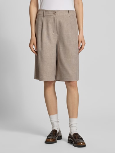 Frauenmodel trägt Regular Fit Bermudas mit Bundfalte Modell 'LINDA' von Only in Melange-Optik, Longline-Länge, Webware, Ganzkörperansicht von vorne.