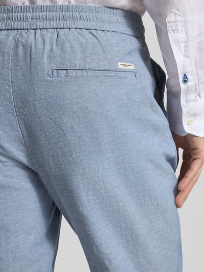 Männermodel trägt Jogpants aus Baumwoll-Leinen-Mix Modell 'WARREN' von Scotch & Soda in Hellblau, Struktur fein, Detailaufnahme Rückansicht, Regular-Fit, elastischer Bund, Bundweite 41 cm, Innenbeinlänge 75 cm bei Größe 32/32.