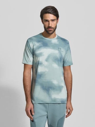 Männermodel trägt T-Shirt im Allover-Look mit Logo van Under Armour in blau-witte tinten, regular fit, ronde hals, materiaal met stretch, Ganzkörperansicht von vorne.