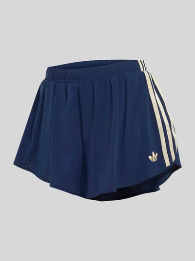 Produktfoto, dunkelblaue Loose Fit Sportshorts mit Kontraststreifen von adidas, glatte Textur, Produktname von adidas Training