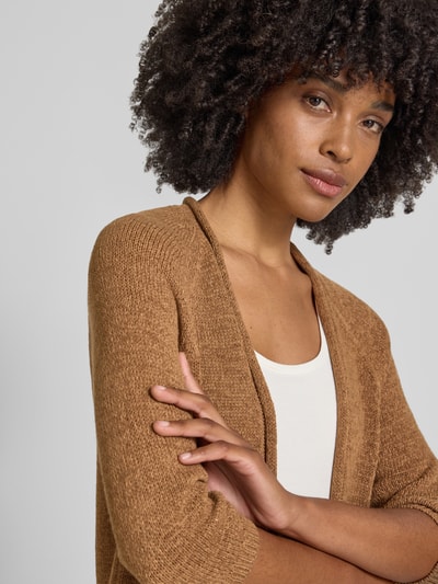 Frauenmodel trägt Strickjacke in offener Passform mit 3/4-Arm von monari in Braun, sichtbare Strickstruktur, Regular-Fit, Nahaufnahme Oberkörper. Rückenlänge 52 cm, Ärmellänge 43 cm bei Größe 36.