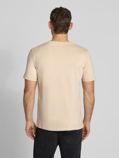 Männermodel trägt Regular Fit T-Shirt aus reiner Baumwolle von s.Oliver RED LABEL, unifarben, kurzarm, Rückansicht Ganzkörperansicht.