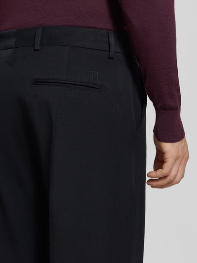 Männermodel trägt stoffen broek met persplooien en steekzakken van Les Deux, Materiaalmix met viscose, straight fit, Model 'Roi', knoop- en ritssluiting, strookzak aan de achterkant, Bandwijdte maat 32: 46 cm, Binnenbeenlengte maat 32: 77 cm, detailaufnahme rugzijde