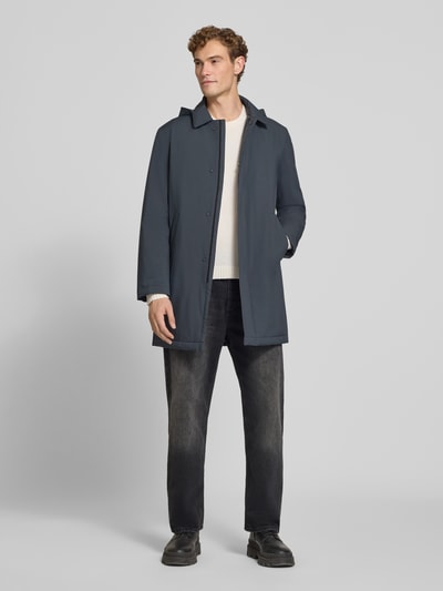 Mannenmodel draagt Regular Fit functionele lange jas met afneembare capuchon van Marc O'Polo, donkerblauw, voorkant, Ganzkörperansicht von vorne.