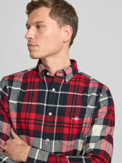 Männermodel draagt Vrijetijdsoverhemd met knoopsluiting van Gant in rood, zwart, wit ruitpatroon van puur katoen, regular fit, button-downkraag, borstzak en labelstitching, Nahaufnahme Oberkörper.
