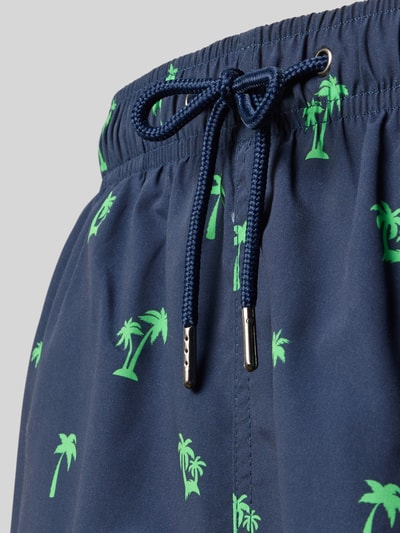 Produktfoto, Badehose mit elastischem Bund von MCNEAL in Dunkelblau mit grünem Palmenmuster, Kordelzug, Eingriff- und Gesäßtaschen, Regular Fit
