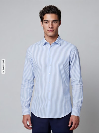 Männermodel trägt Slim Fit Businesshemd mit extra langem Arm von Jake*s, hellblau-weiß gestreift, Kentkragen, Ganzkörperansicht von vorne. Elastischer Material-Mix, durchgehende Knopfleiste, langärmeliges Design, Rückenlänge bei Größe 39/40: 84 cm, Schulterbreite: 45 cm, Ärmellänge: 63 cm.