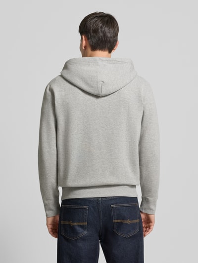 Männermodel trägt Sweatjacke mit Label-Stitching und Känguru-Tasche von Polo Ralph Lauren, grau, Baumwoll-Mix, Regular-Fit, Rückenlänge 70 cm, Ärmellänge 65 cm, Kapuze mit Tunnelzug, Reißverschluss, Ganzkörperansicht Rückansicht.