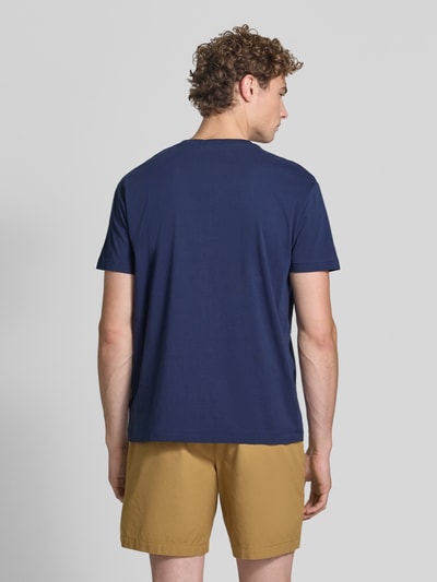 Mannelijk model draagt Regular Fit t-shirt uit puur katoen van Polo Ralph Lauren in marineblauw, beige short, rugaanzicht, Heren