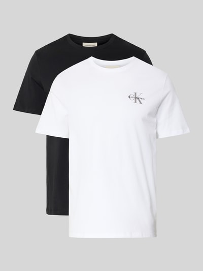 Produktfoto, zwei T-Shirts mit Rundhalsausschnitt und Logo von Calvin Klein Jeans in Schwarz und Weiß, reine Baumwolle, Regular Fit, 69 cm Rückenlänge bei Größe M