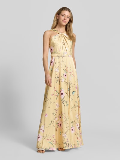 Modelka nosi sukienkę wieczorową 'Abendkleid mit rückseitigem V-Ausschnitt' od V.M., satyna, linia a, długa sukienka, marszczenia, dekolt na plecach, zamek błyskawiczny z tyłu, długość tyłu w rozmiarze 36: 133 cm, szerokość w rozmiarze 36: 35 cm, pastelowe kolory, motyw kwiatowy, całkowity widok z przodu.