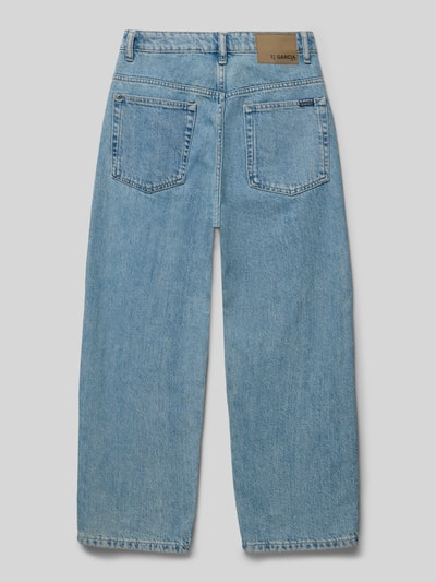 Produktfoto, Baggy Fit Jeans mit Label-Detail von Garcia aus reiner Baumwolle, hellblaue Waschung, breite Beinform, sichtbare Gesäßtaschen.