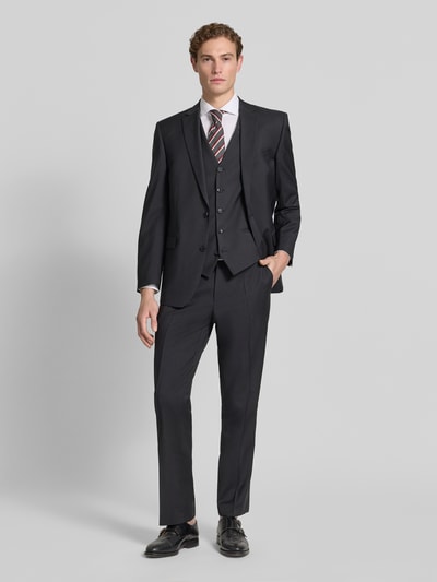 Männermodel trägt Weste mit V-Ausschnitt und Paspeltaschen Modell 'Tobias' von Carl Gross in Schwarz, Slim Fit, feine Schurwollstruktur, Ganzkörperansicht von vorne.