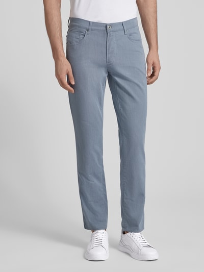 Męski model nosi Slim Fit Spodnie materiałowe z 5 kieszeniami Model 'Cadiz' od Brax, mieszanka bawełny z dodatkiem streczu, jasnoniebieskie, zapięcie na guzik i zamek błyskawiczny, krój slim fit, widok całej sylwetki z przodu.