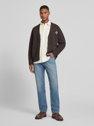 Männermodel trägt Regular Fit vrijetijdsoverhemd uit biologisch katoen model 'CARLO' van SELECTED HOMME in effen kleuren, kentkraag, doorlopende knoopsluiting, lange mouw met manchet met één knoop, in de wijdte verstelbaar, rond. Ganzkörperansicht van voren.