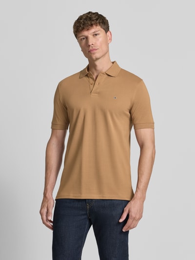Męski model nosi Regular Fit Poloshirt mit Stitching von Christian Berg Men z bawełny, kolor beżowy, listwa guzikowa, hafty, Ganzkörperansicht von vorne. Długość tyłu w rozmiarze M: 64 cm.