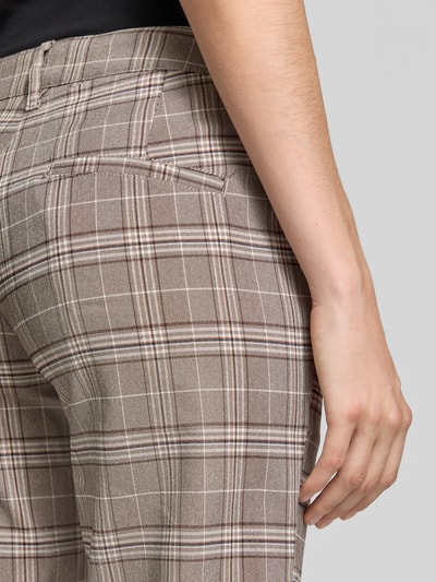 Frauenmodel trägt Straight Fit Hose aus Viskose-Mix Modell 'Rexo' von FREE/QUENT mit kariertem Muster, Detailaufnahme, verkürzte Passform