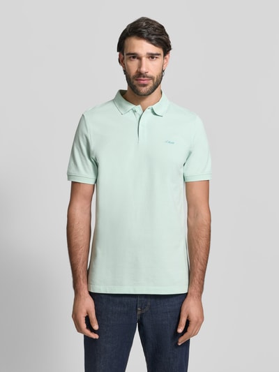 Männermodel trägt Regular Fit Poloshirt aus reiner Baumwolle von s.Oliver RED LABEL, unifarben, kurzarm, Polokragen, Ganzkörperansicht von vorne.