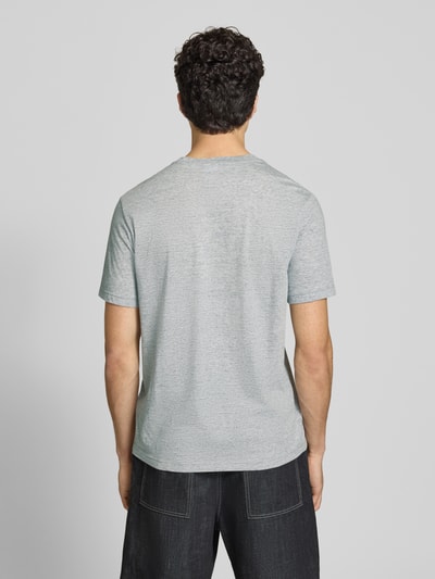 Męski model nosi t-shirt z mieszanki bawełny, model 'ICONS CONTRAST' od CHAMPION, nowoczesny krój, długość tyłu 70 cm, widok całej sylwetki z tyłu.