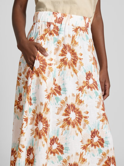 Frauenmodel trägt Midirock aus reinen Leinen Modell 'Clair' von Christian Berg Woman mit Floraler-Allover-Print, elastischer Bund, Nahaufnahme Oberkörper. Damen Midirock, leichte A-Linie, Bundweite 38 cm, Gesamtlänge 88 cm, Größe 36.