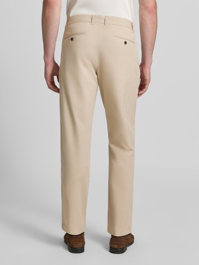 Männermodel trägt Tapered Fit Hose mit Gesäßtaschen von MCNEAL in Beige, Material-Mix mit Baumwoll-Anteil, Ganzkörperansicht Rückansicht.